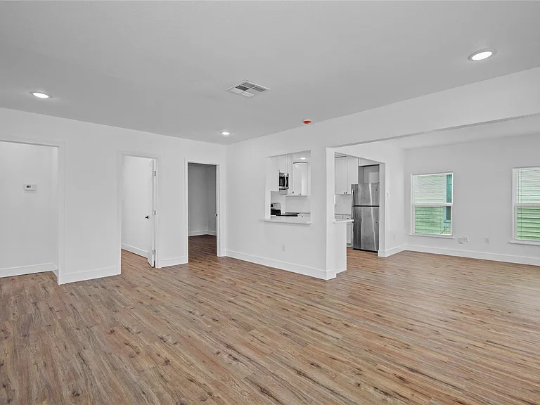1203 W 6th St — Photo 6