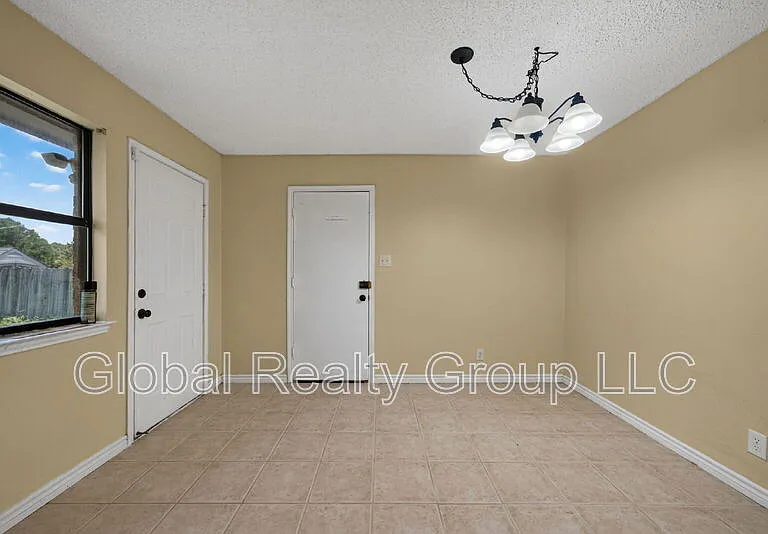 306 Meadow Dr — Photo 2