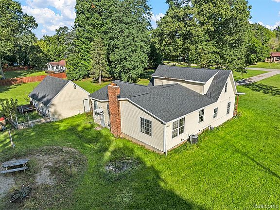 3rd image of 5492 Hubbard Dr