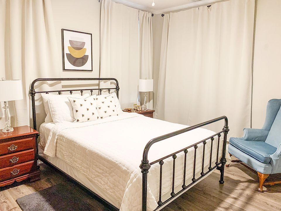 Queen bed in the bedroom with a large closet.