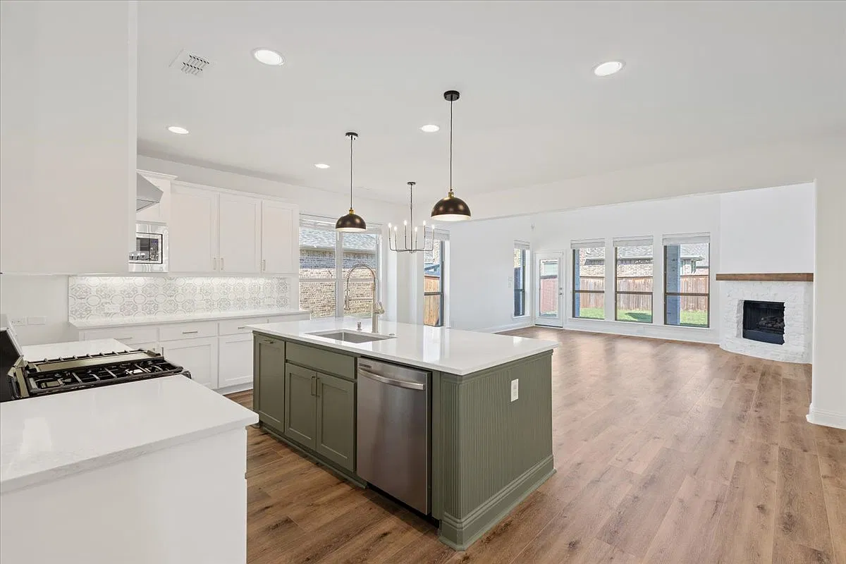 4 bed, 3.5 bath, 3391 sqft, $4,295 — Photo 3