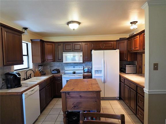 5th image of 600 Whispering Oaks Ln