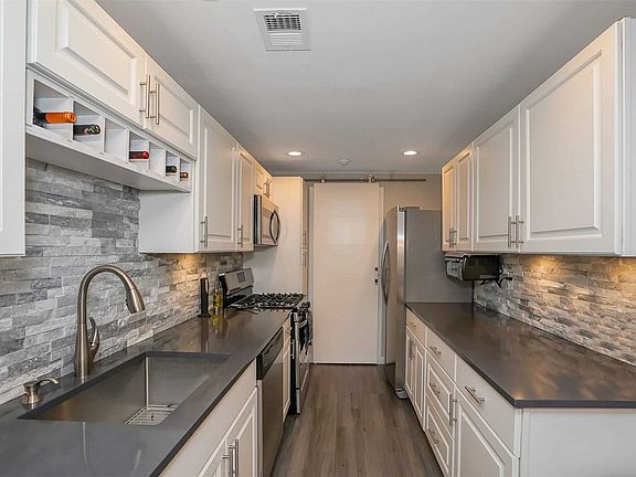 5th image of 332 Clubhouse Ct