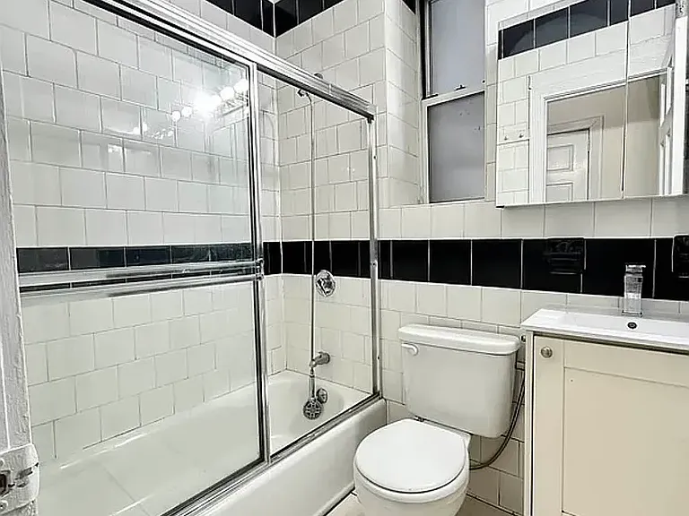 421 W 43rd St #M — Photo 9