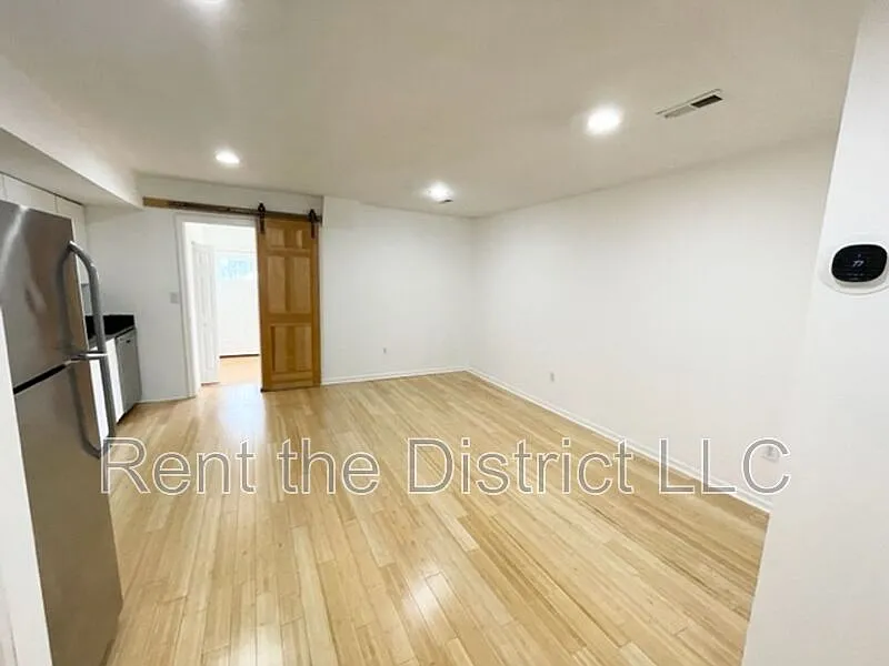 2 bed, 1.0 bath, 770 sqft, $1,900 — Photo 4
