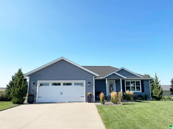 1294 9th Ave NE, Sioux Center, IA 51250
