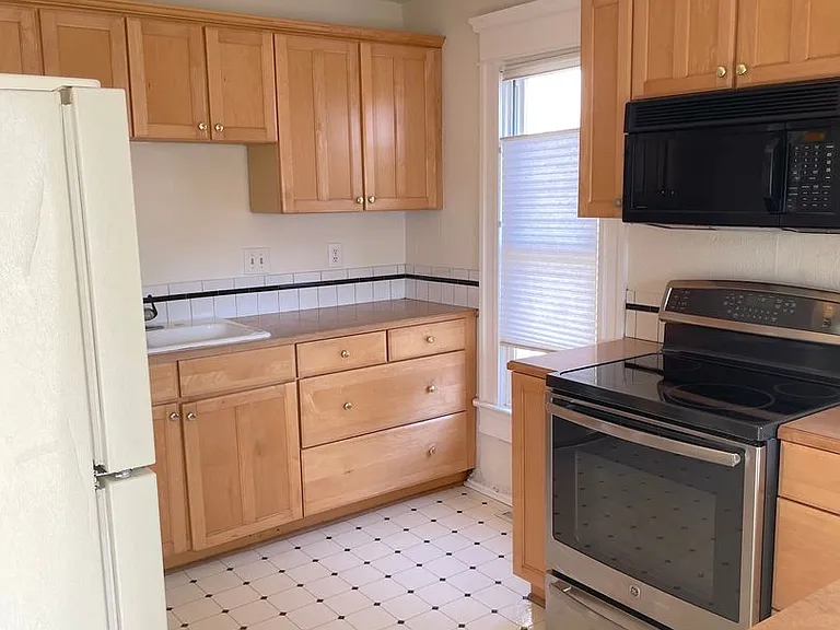 1405 E Washington St — Photo 4