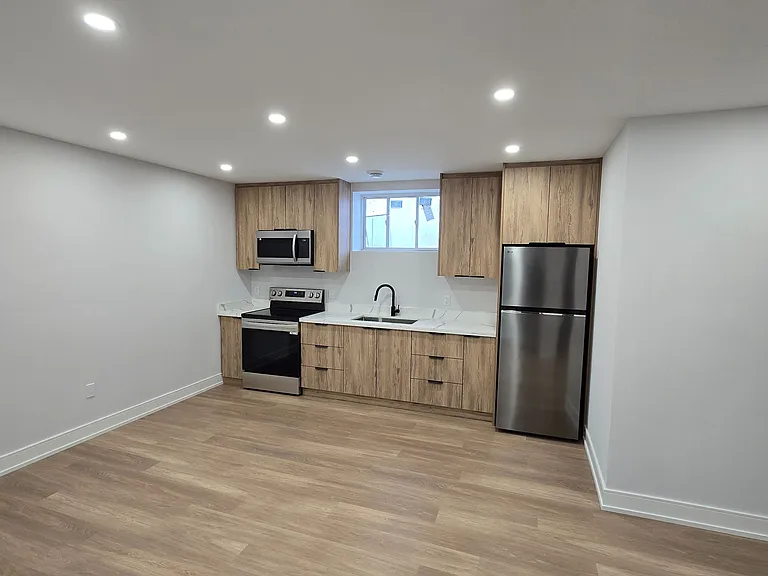 7394 Splendour Dr #LOWER — Photo 6