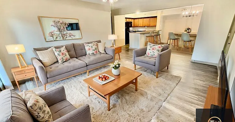 1070 University Dr #6 — Photo 1
