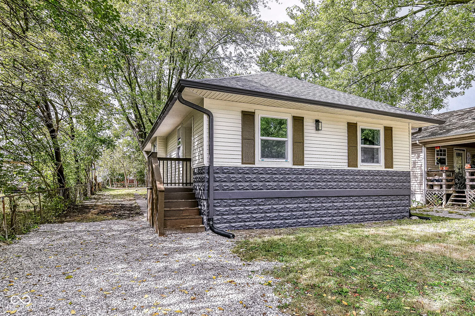 726 S Worth Ave photo 1
