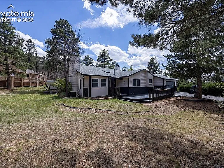 975 Tari Dr — Photo 2