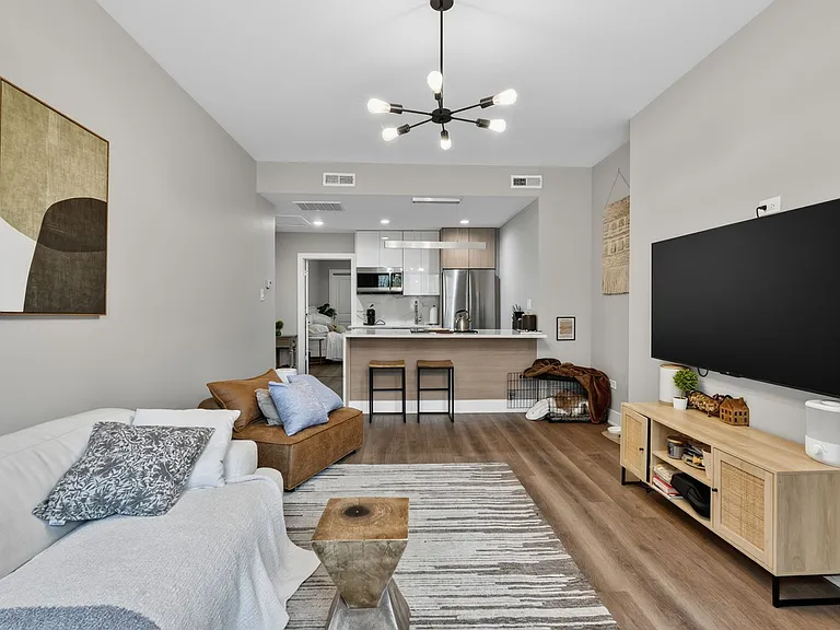 1421 N Dearborn St — Photo 32