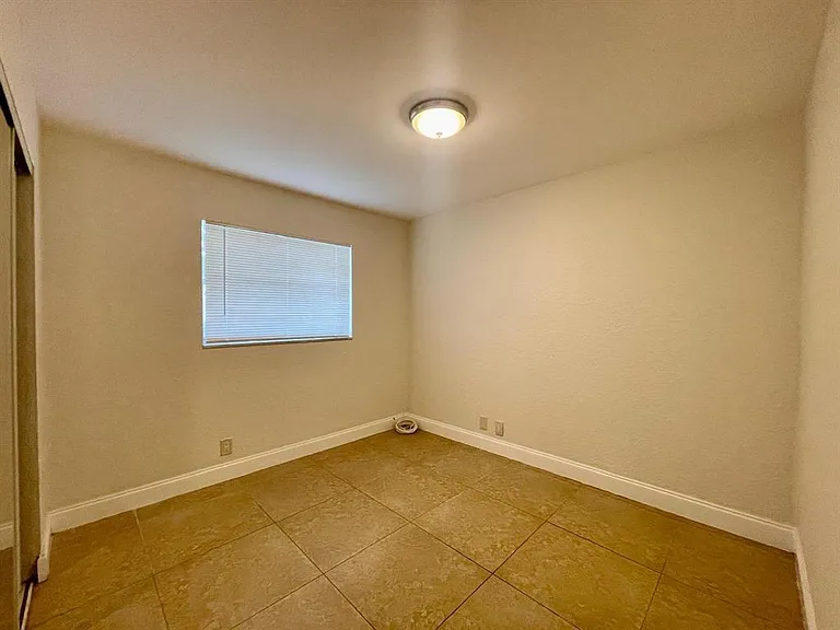 601 NE 29th Dr #7 — Photo 6