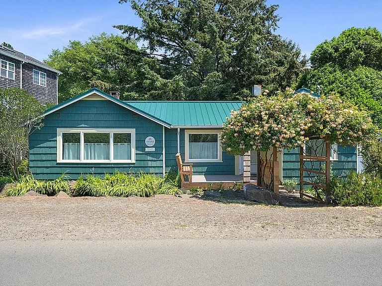 1355 Sunset Ave — Photo 2