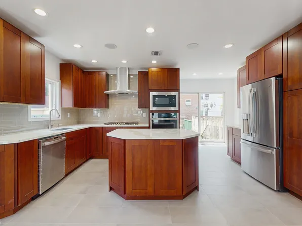 3912 Lyme Avenue image 8 of 23