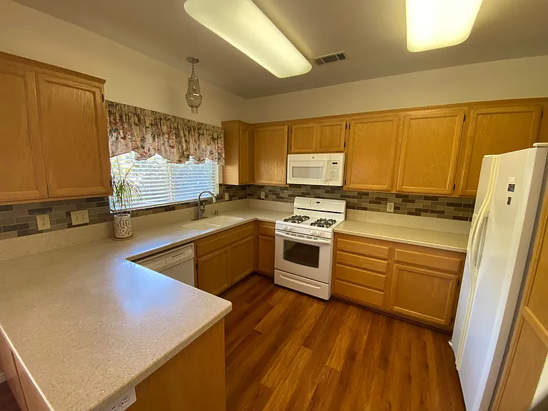 1916 Sienna Ln — Photo 3