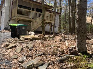 1136 Kensington Dr, Tobyhanna, PA 18466