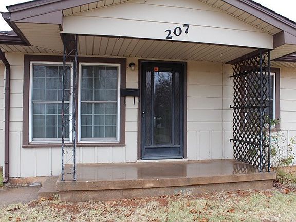3rd image of 207 Parkview Pl