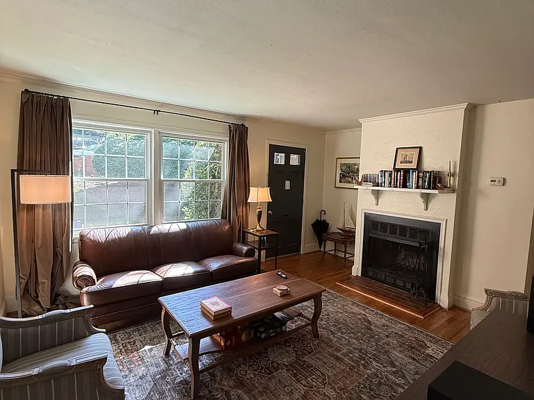 200 N Laurel Ave #11B — Photo 2