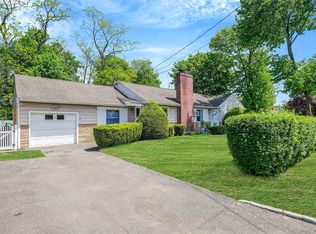 23 Portland Way, Wheatley Heights, NY 11798