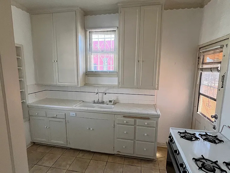 141 1/2 S Sweetzer Ave — Photo 12