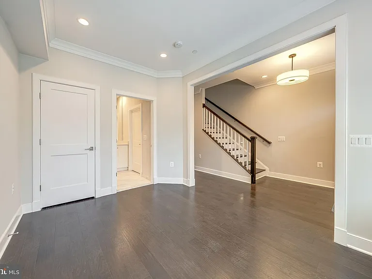 10326 Grosvenor Pl — Photo 21