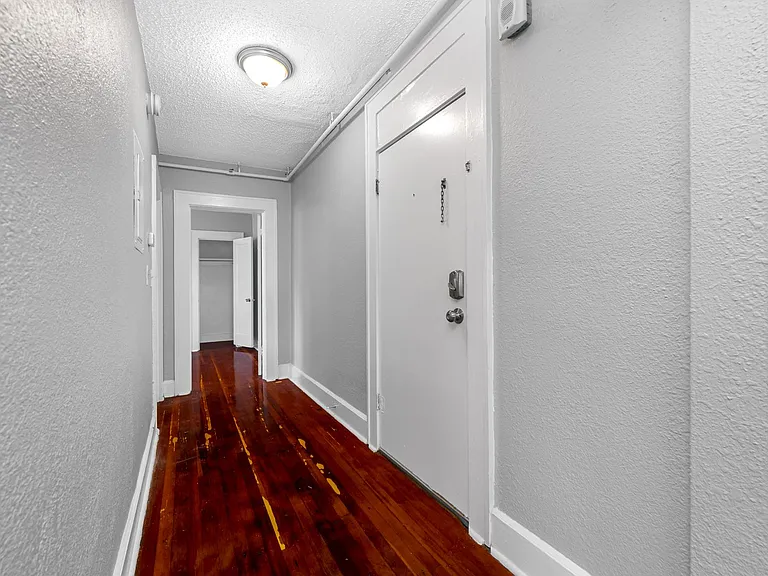 324 Grove St N — Photo 7