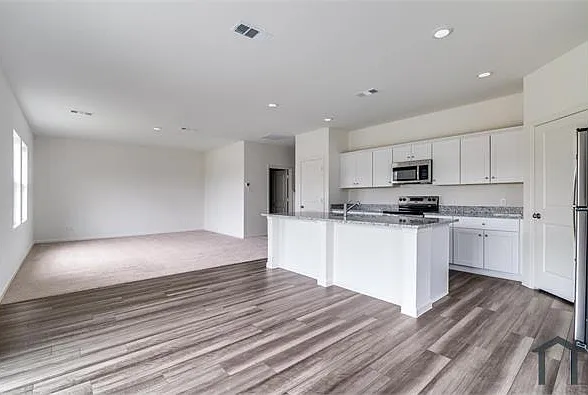 1876 Lockhart Dr — Photo 3