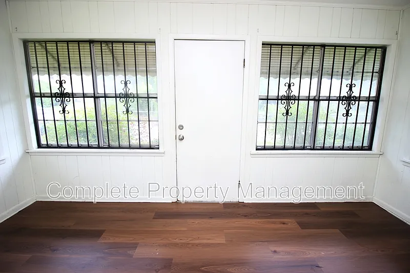 2 bed, 1.0 bath, $950 — Photo 2