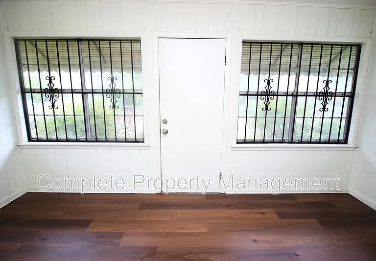 126 Front St — Photo 2