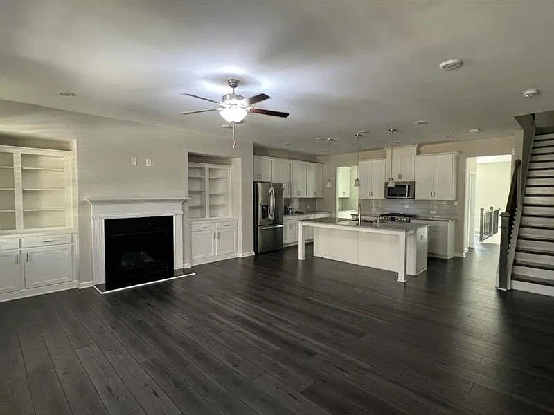 4 bed, 3.5 bath, 2600 sqft, $2,900 — Photo 4