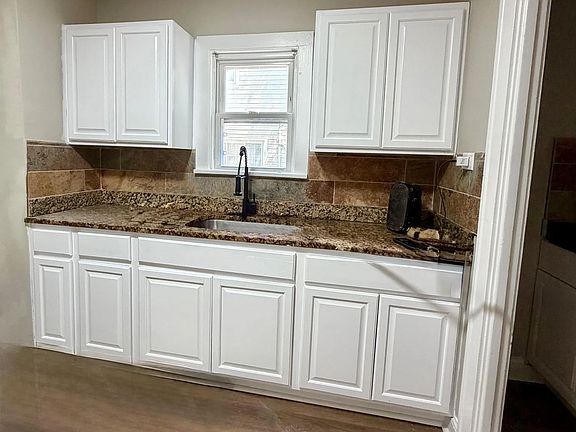 3rd image of 1067 Rushleigh Rd