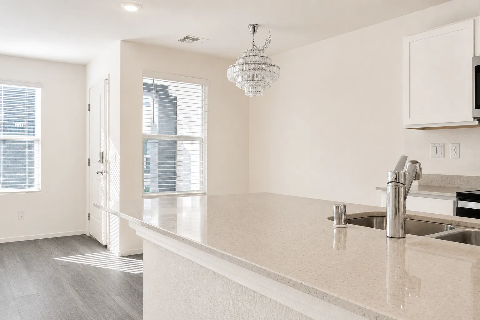 3 bed, 2.5 bath, 1608 sqft, $2,400 — Photo 2