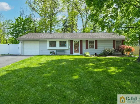 37 Emerald Rd, Kendall Park, NJ 08824