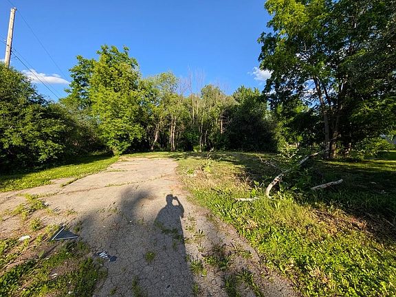 3rd image of 912 Meadow Ln