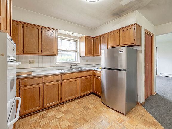 5th image of 17 King Arthur Ct APT 7