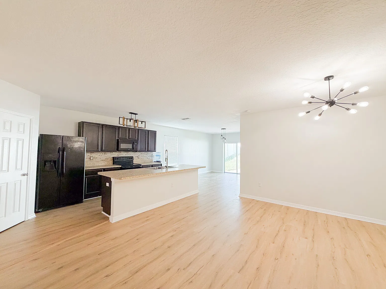 4 bed, 1900 sqft, $2,100 — Photo 3