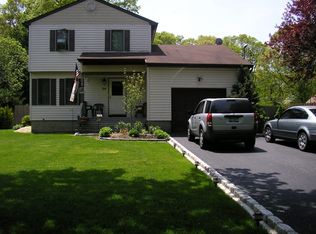 24 Linden Ln, Shirley, NY 11967