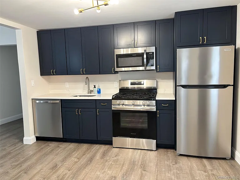 23 Arnold Ave — Photo 2