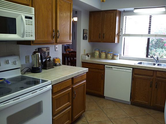 4th image of 945 N Pasadena St #17