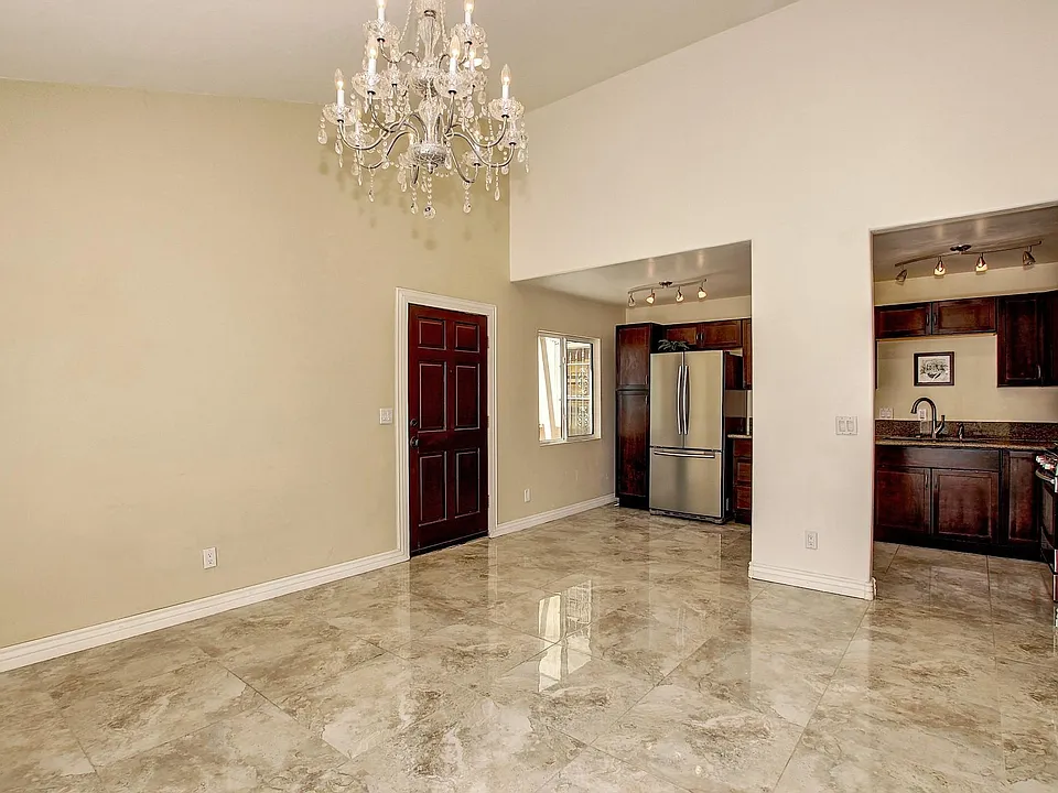 838 S Langley Ave #203