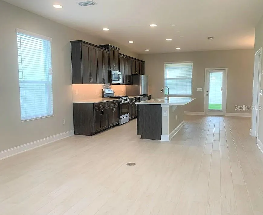 3 bed, 2.5 bath, 1994 sqft, $2,900 — Photo 3