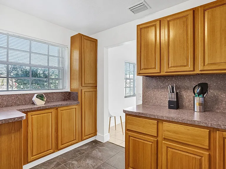 6110 SW 38th St — Photo 4