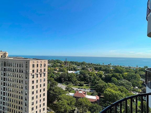 3rd image of 2020 N Lincoln Park W APT 20D
