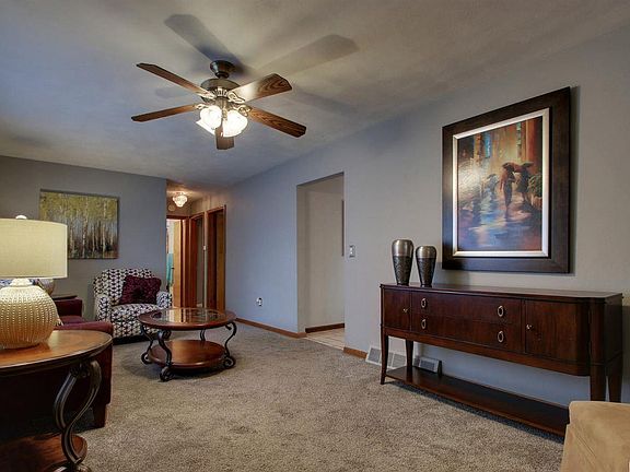 3rd image of 442 Poinsettia Dr