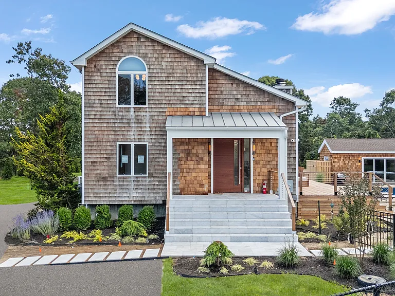 280 Shinnecock Hills Rd — Photo 1