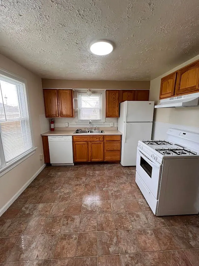 115 Laurel Street — Photo 2