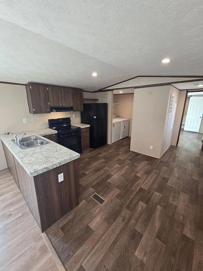 3 bed, 2.0 bath, 902 sqft, $1,599 — Photo 4