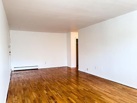 2nd image of 7 E Lawrence Park Dr Unit 4