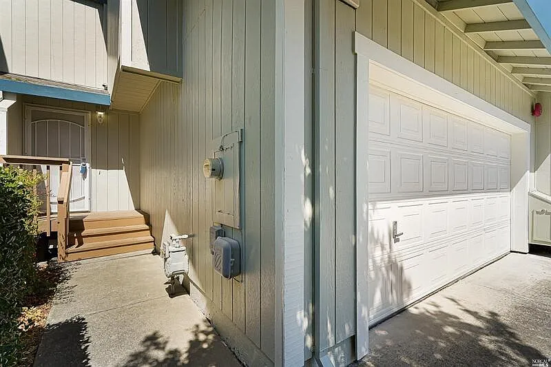 3 bed, 2.5 bath, 1289 sqft, $3,275 — Photo 2